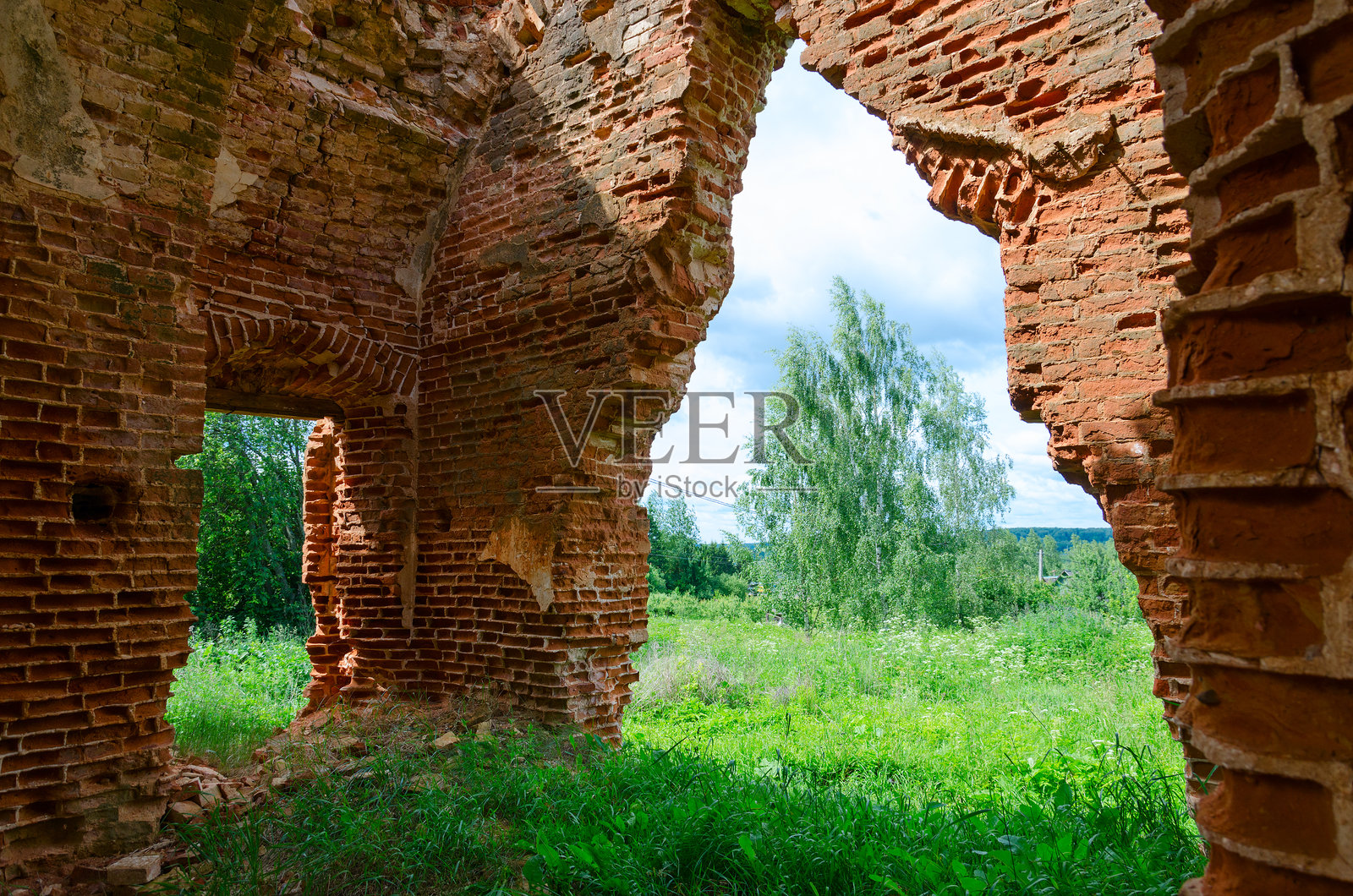 白俄罗斯莫吉廖夫地区维绍夫村的圣彼得和圣保罗教堂遗址照片摄影图片