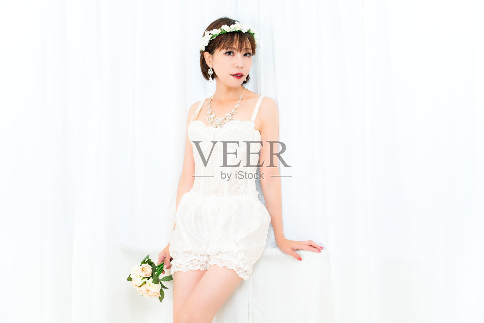 穿着胸衣的女人手捧花束照片摄影图片