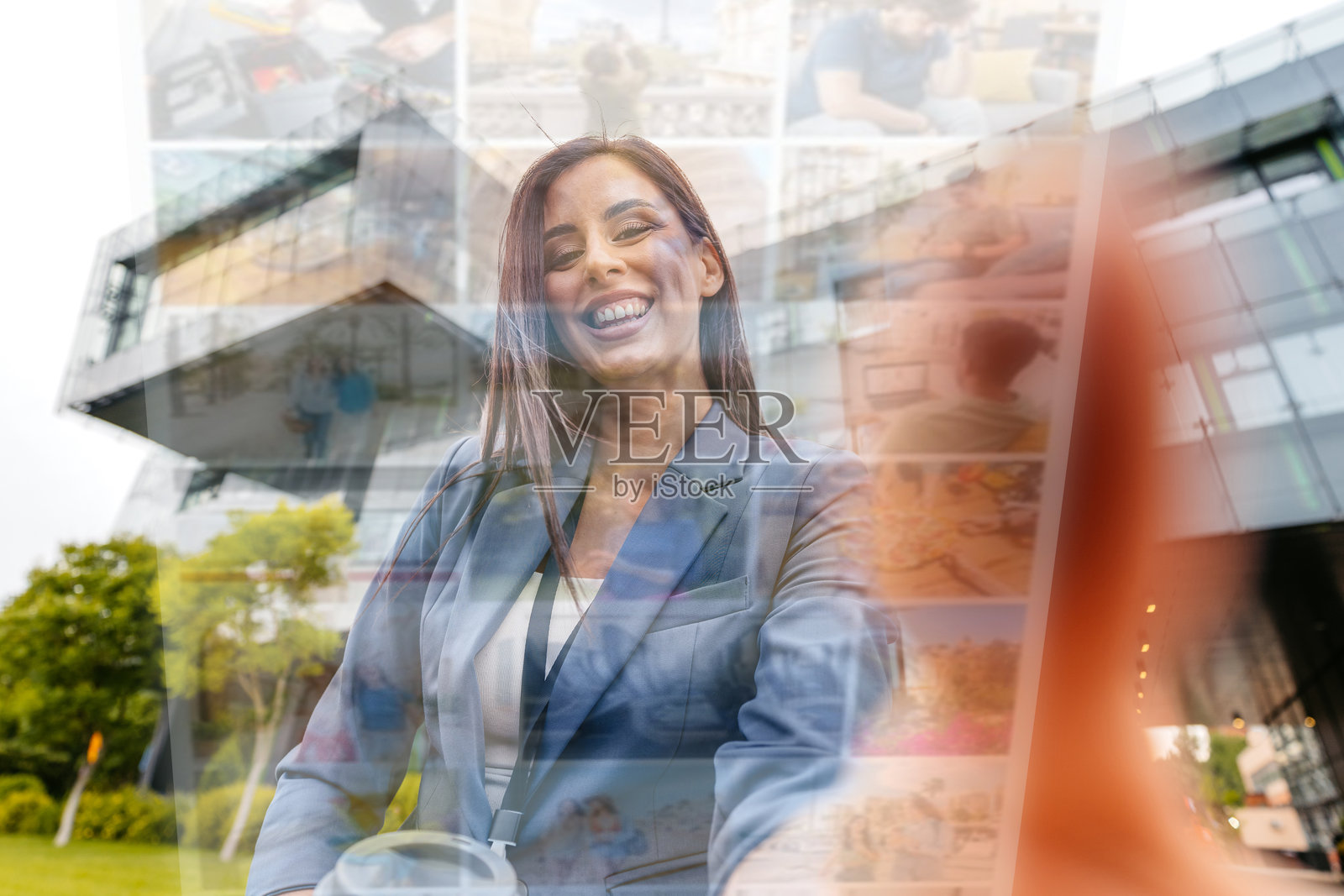 年轻女商人在夜晚的公司大楼前滑动手机照片摄影图片