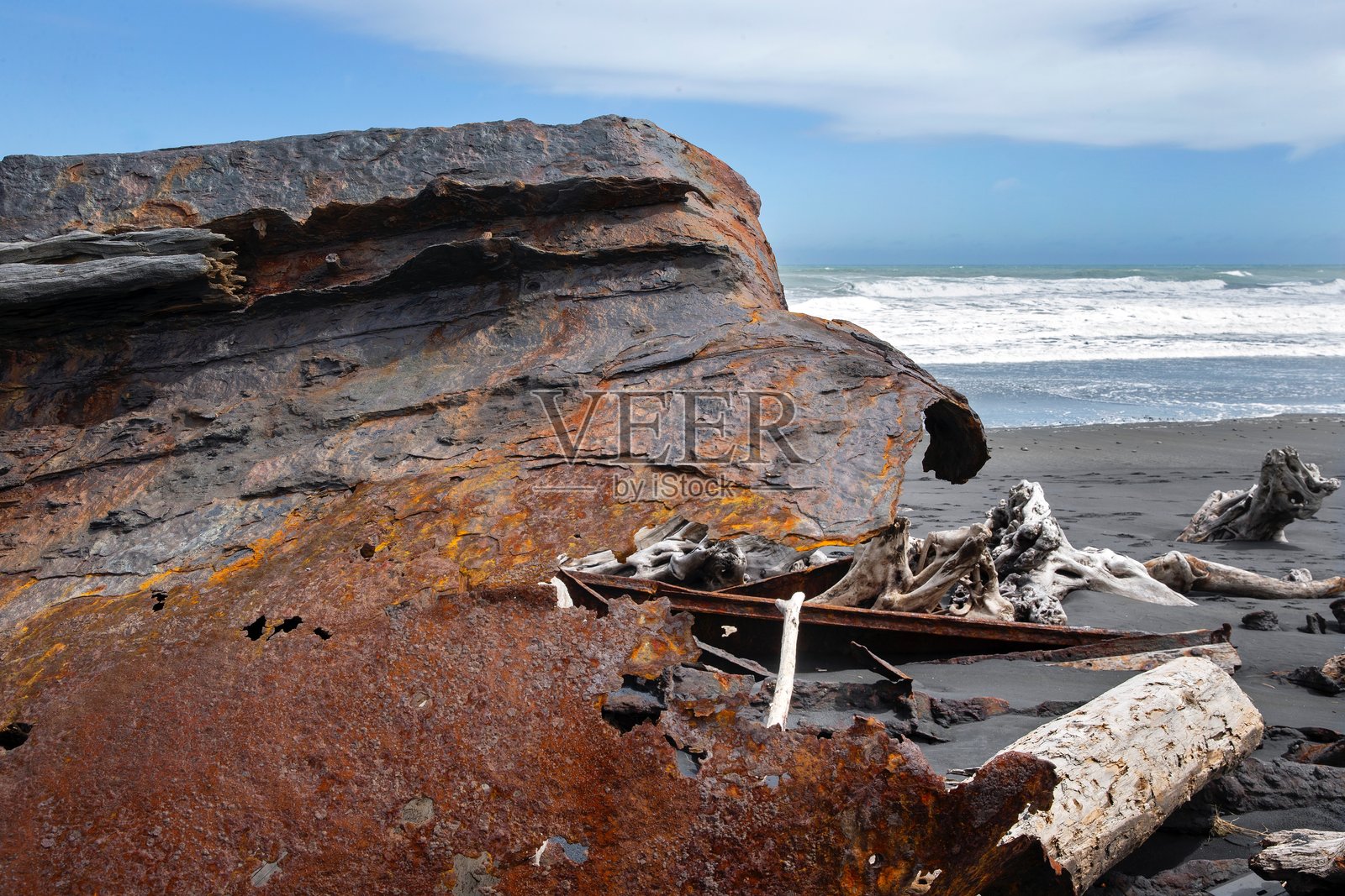 塔斯曼海的帕特亚海滩上锈迹斑斑的船只残骸,离塔拉纳基不远。照片摄影图片