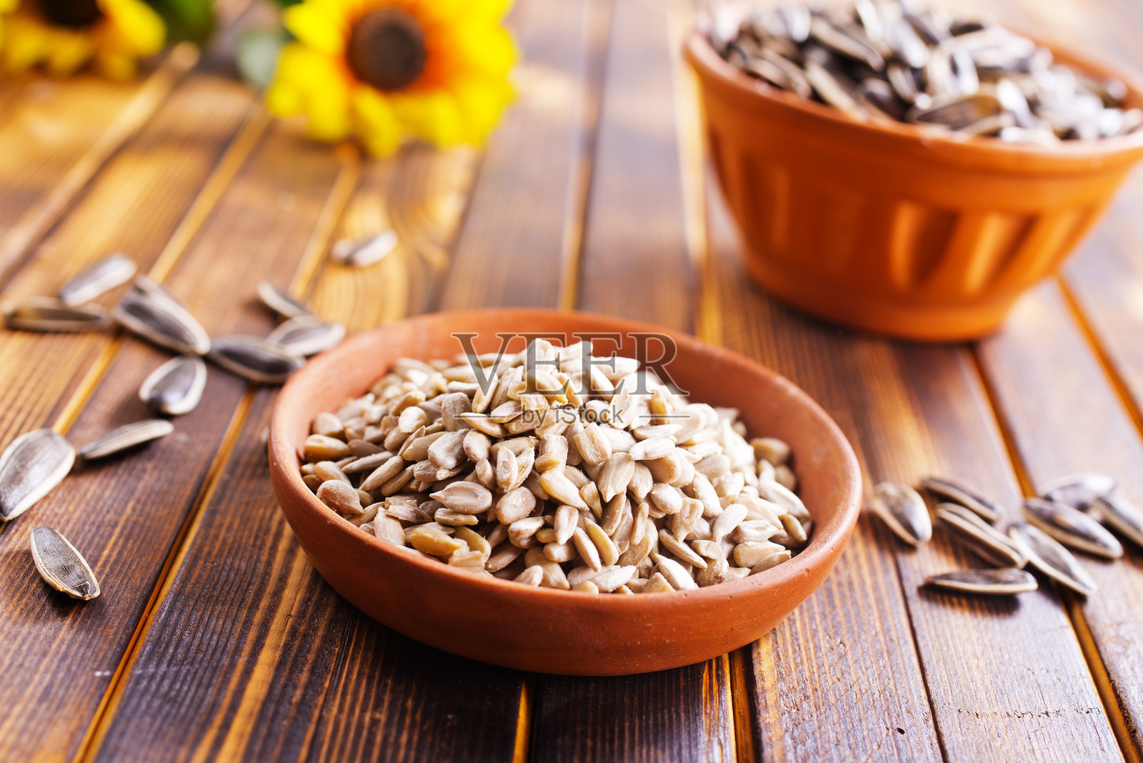 桌子上的碗里装着去壳的葵花籽照片摄影图片