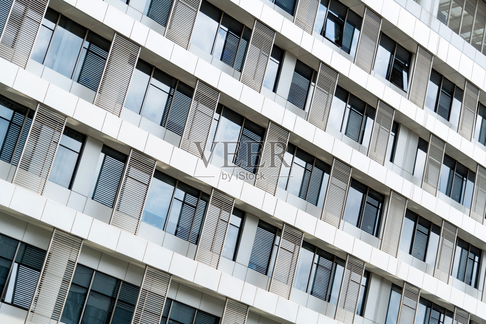 现代办公大楼的玻璃窗户照片摄影图片