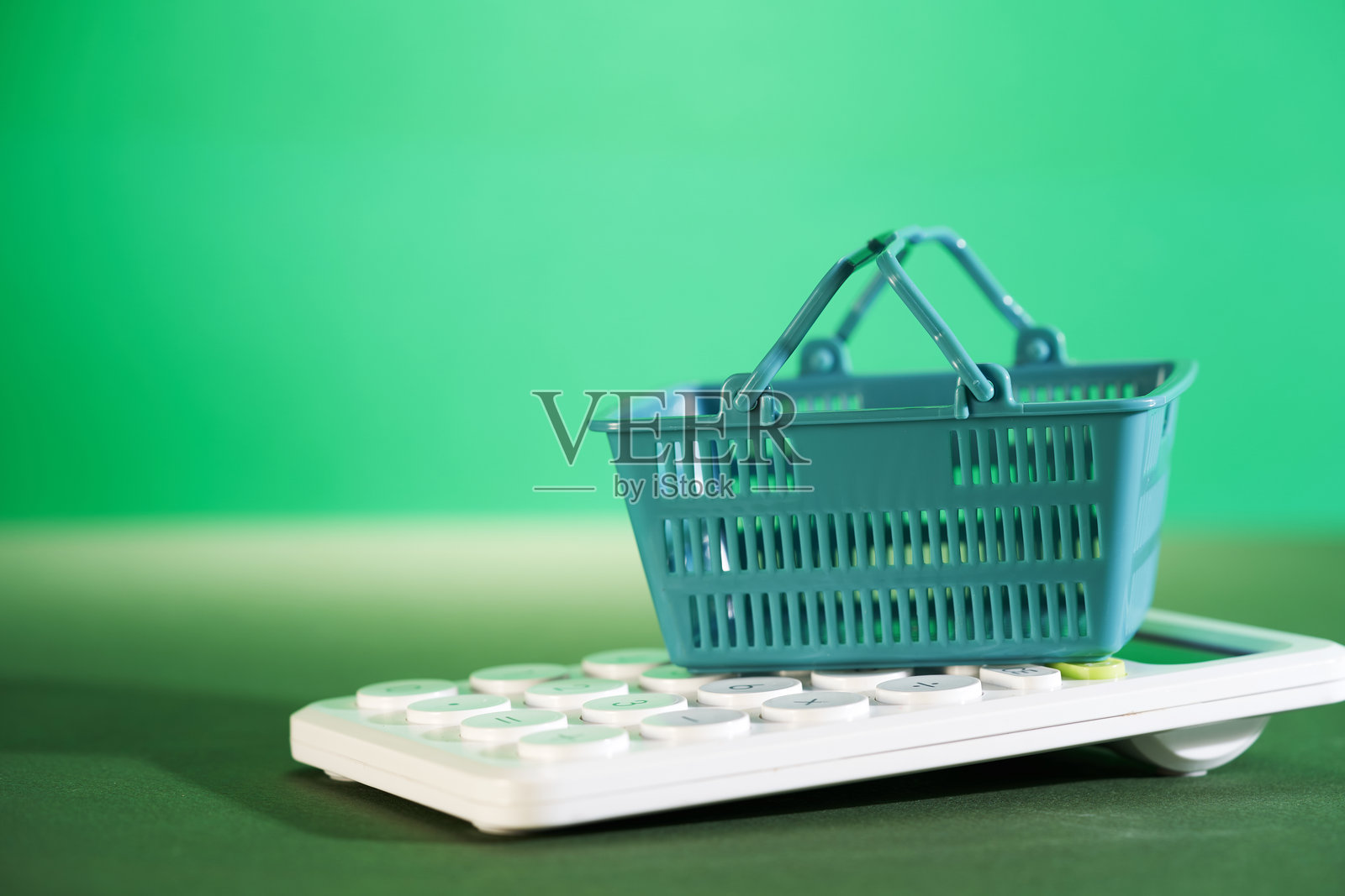 小购物篮放在计算器上照片摄影图片