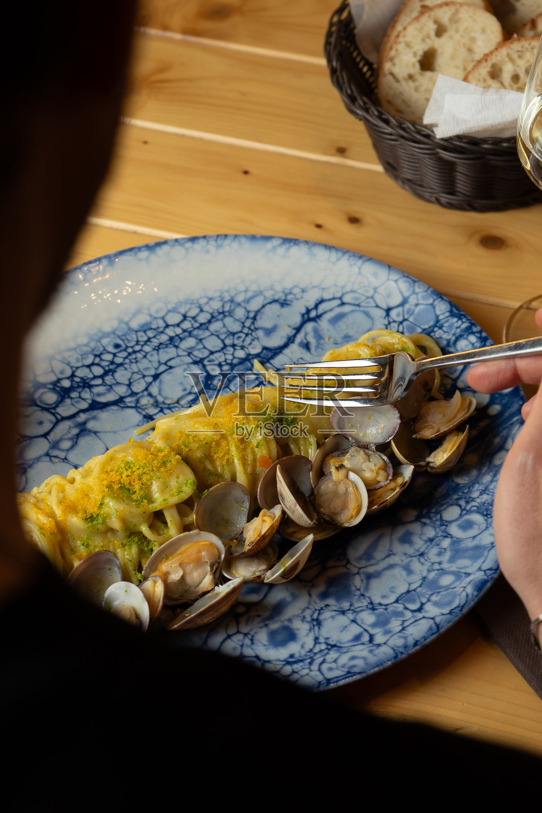 一盘蛤蜊意大利面照片摄影图片