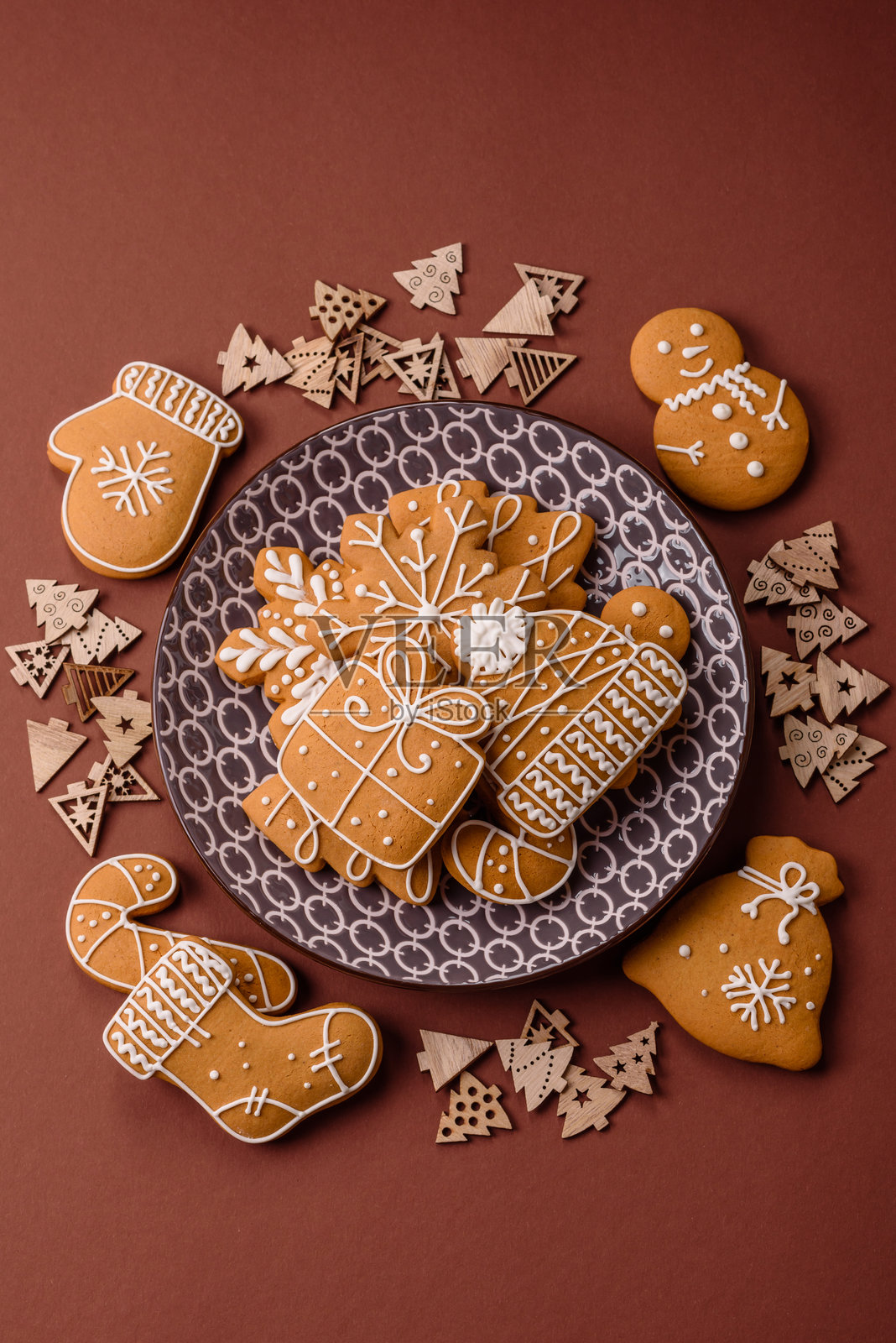 圣诞冬季姜饼,单色背景上的节日饼干照片摄影图片