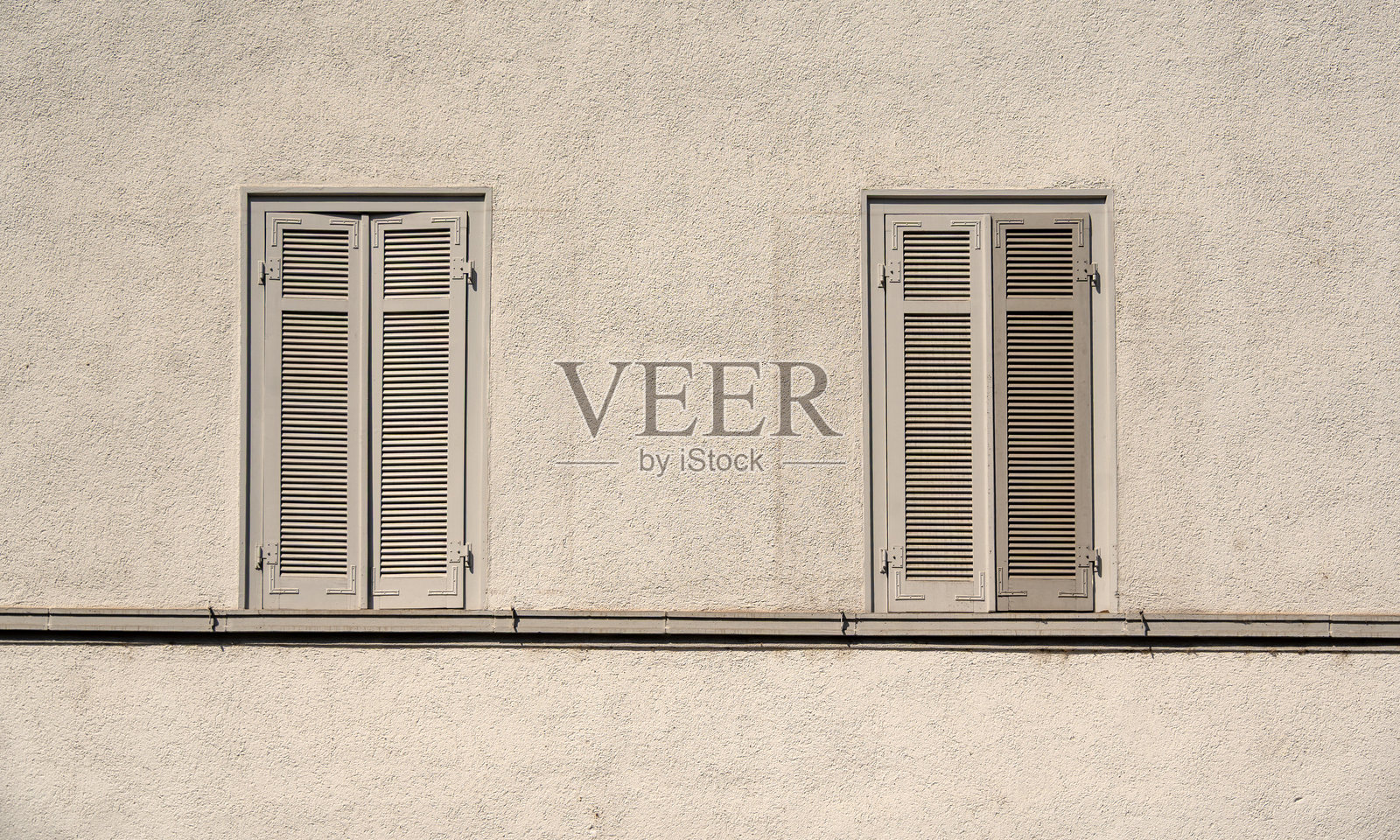 两扇关闭百叶窗的窗户照片摄影图片