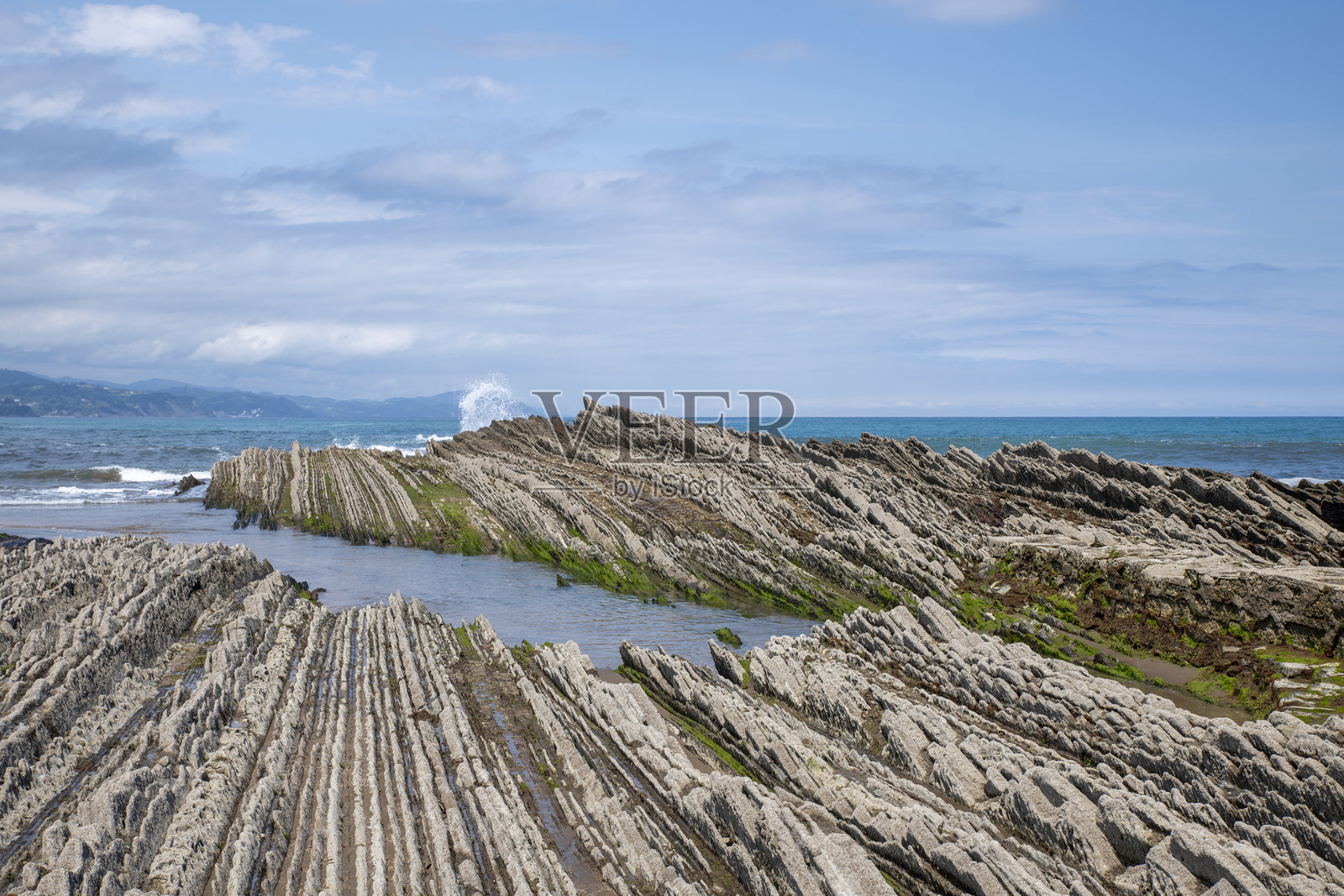 西班牙伊图鲁恩海滩或祖马亚海滩,海浪拍打岩石照片摄影图片
