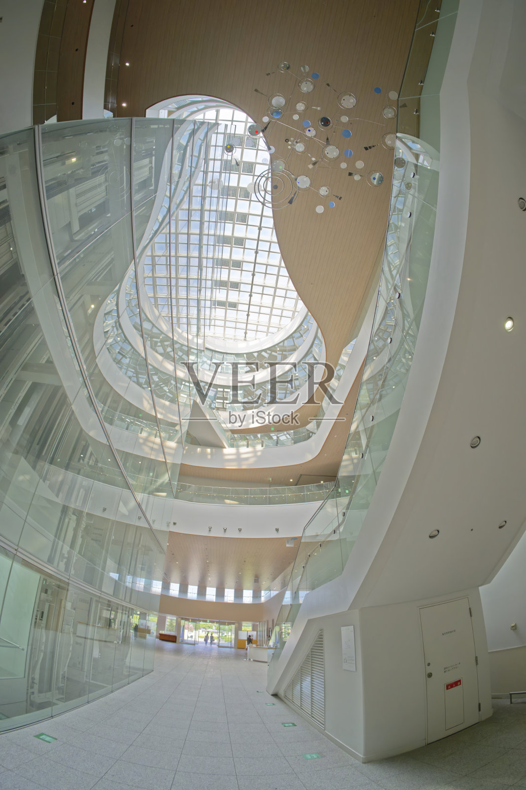 现代建筑内部,带有弯曲的地板、天窗和玻璃墙照片摄影图片