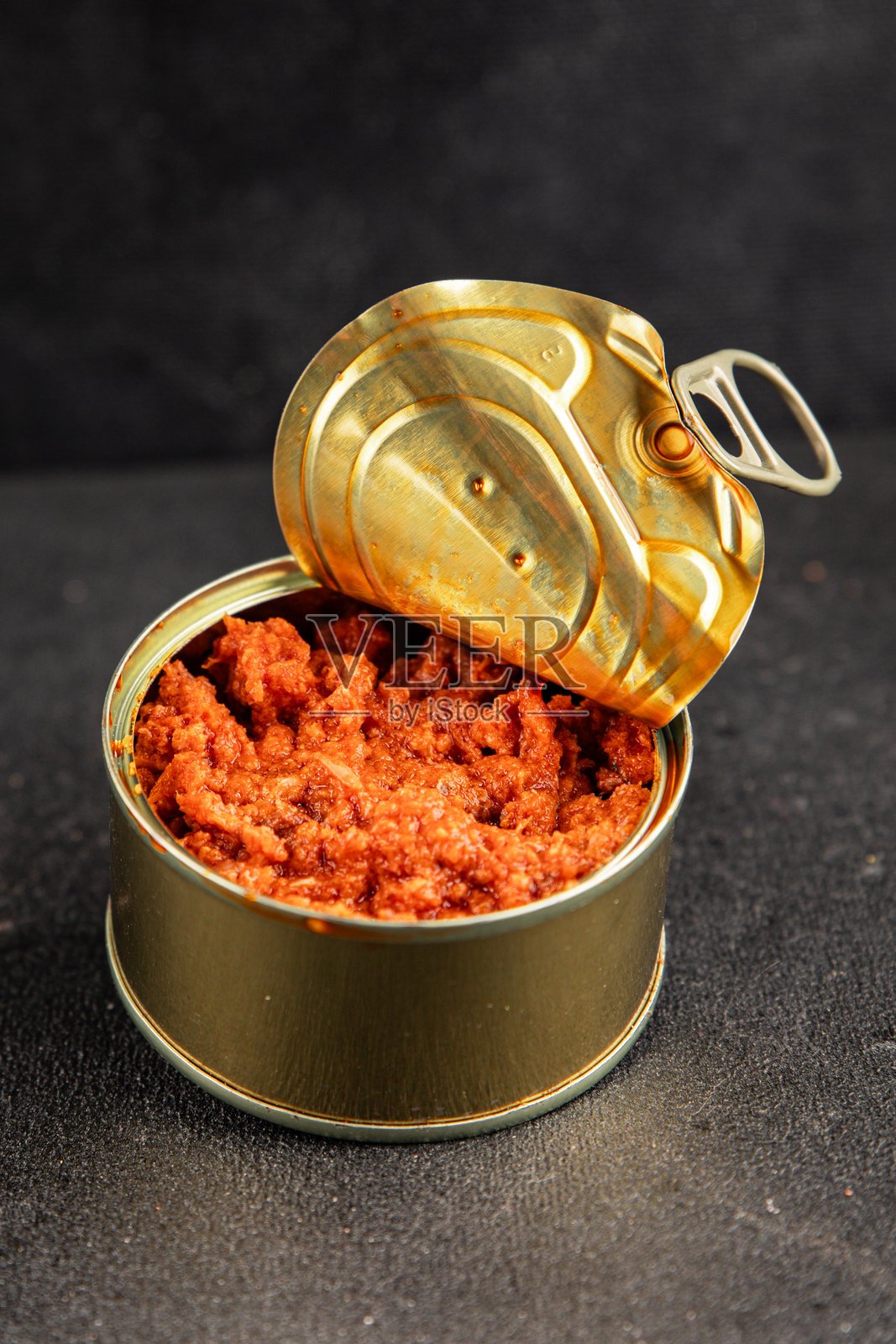 金枪鱼番茄酱罐头鱼海鲜新鲜美味的美食背景,桌面上乡村风格的食物俯视图,留白适合生酮和古饮食,素食主义者和海鲜饮食。照片摄影图片