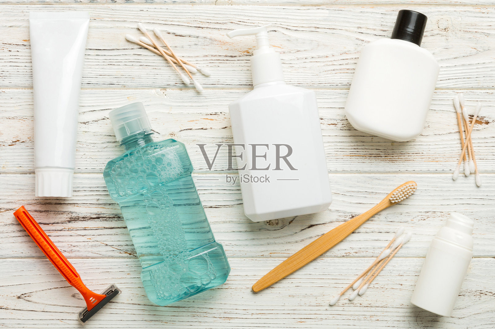 沐浴产品的平面俯视展示,包含水疗剃须刀、牙膏、香皂、沐浴露及其他各种配件。护肤化妆品。适合您品牌标志的沐浴展示。照片摄影图片