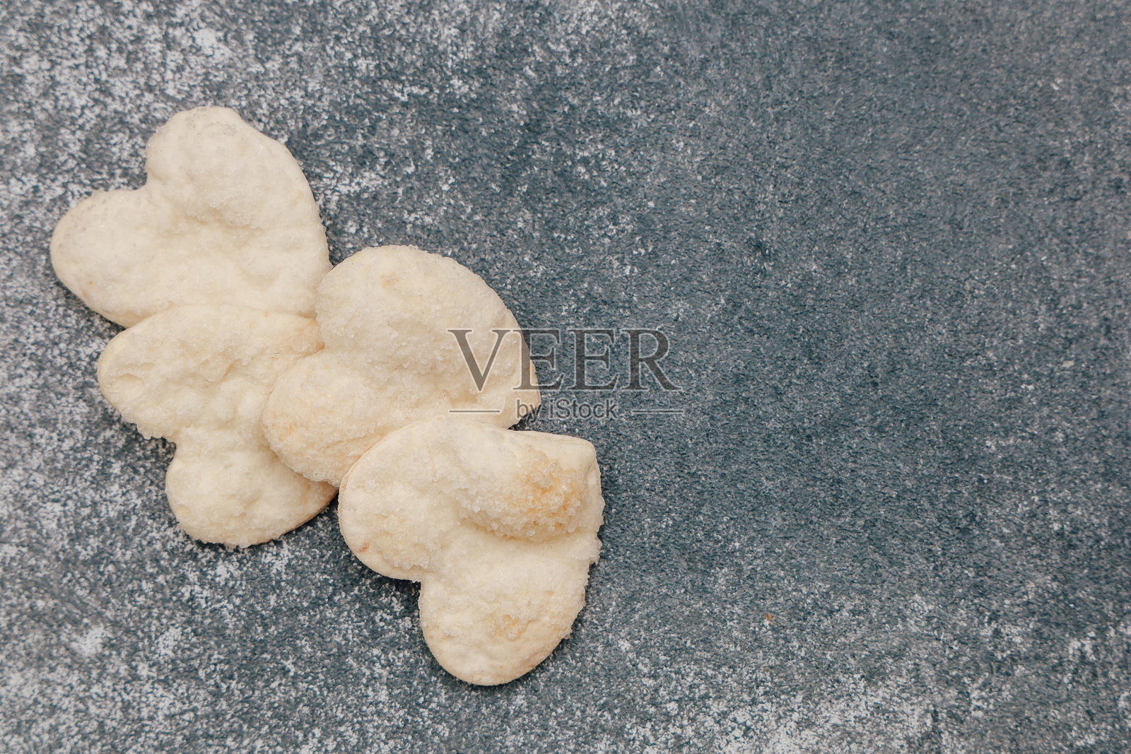 精致的心形饼干摆放在温馨厨房环境中的有纹理的表面上照片摄影图片