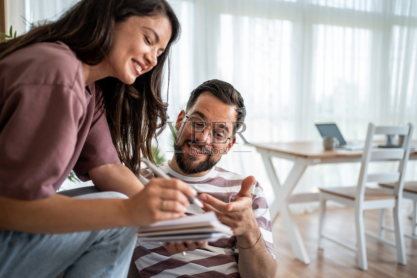 年轻情侣在家里做笔记和规划财务照片摄影图片