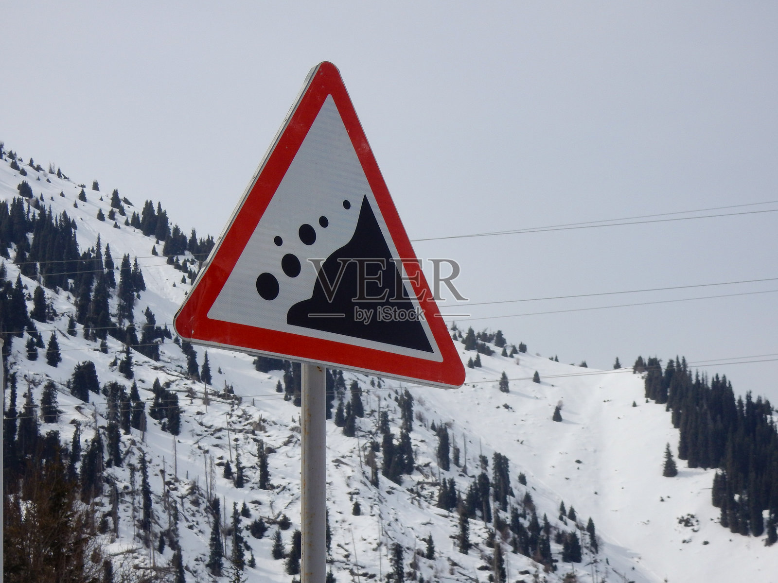 阿拉木图附近山区的落石警告路标照片摄影图片
