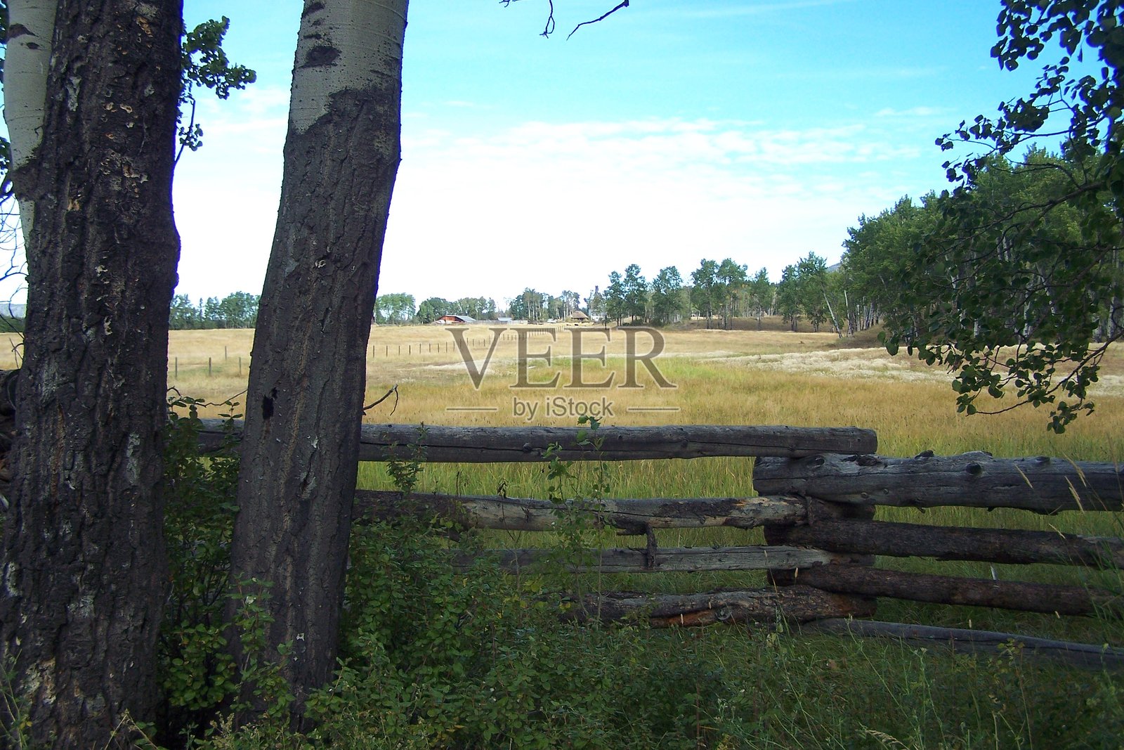 美丽的天空映衬着农田和木栅栏照片摄影图片