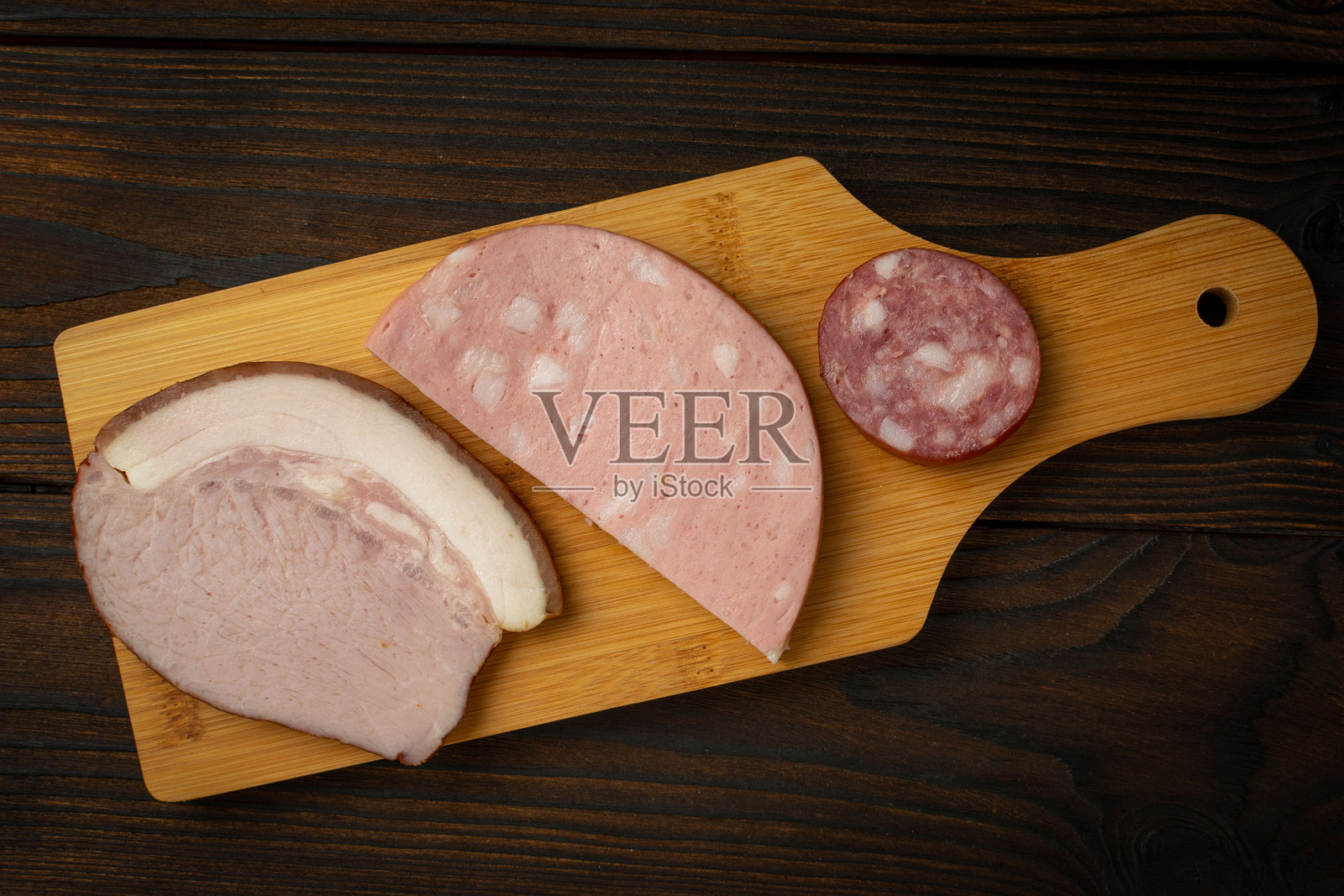 各种香肠和冷切肉在木质砧板上,适合乡村风格的用餐照片摄影图片