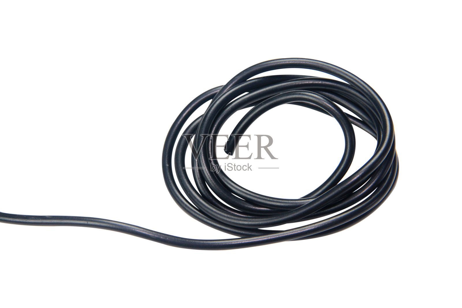 黑色USB线缆和适配器在白色背景上隔离,带有剪切路径。电子连接器。选择焦点。照片摄影图片