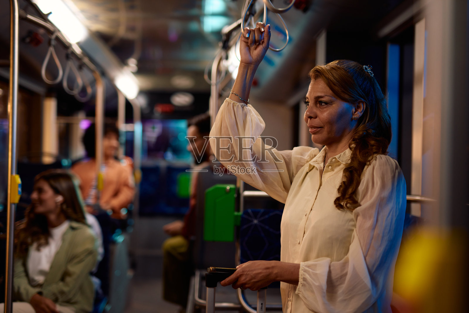 优雅的成熟的女商人手提行李箱乘坐公交车照片摄影图片