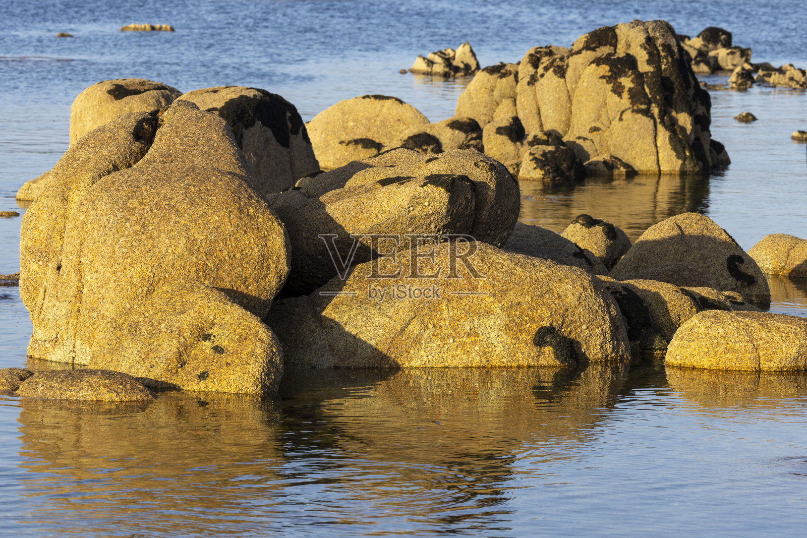 岩石海岸线与背景中的水体照片摄影图片