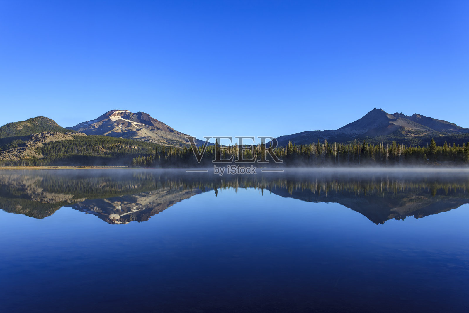 从斯帕克斯湖俯瞰南姐妹山和破顶山,俄勒冈州照片摄影图片