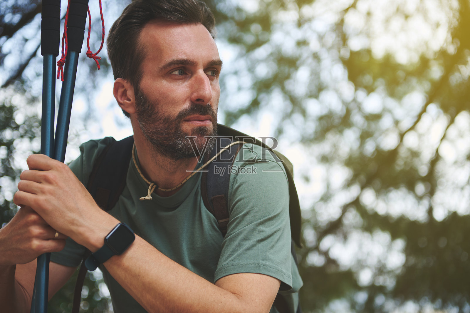 户外徒步旅行者在山中享受自然探险照片摄影图片
