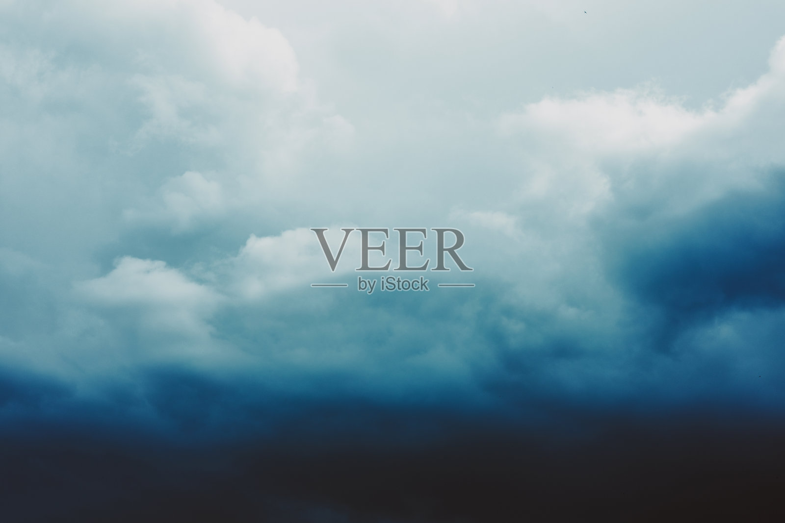 美丽的天空。从深蓝色渐变到白色照片摄影图片