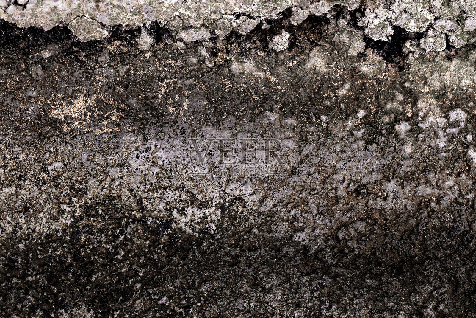 风化和发霉的混凝土墙面特写,展现深色污渍、纹理腐朽和土色有机退化。照片摄影图片