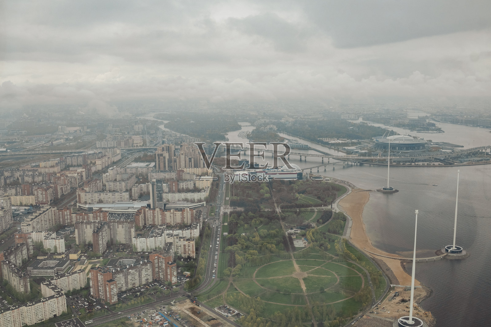 现代圣彼得堡天际线,展示河流、桥梁和城市风景,笼罩在阴云之下照片摄影图片