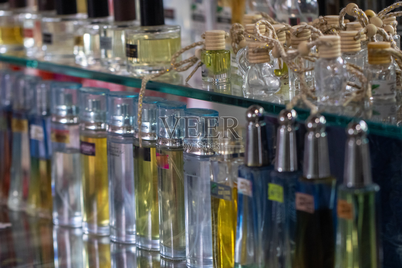 各种香水或古龙水瓶照片摄影图片