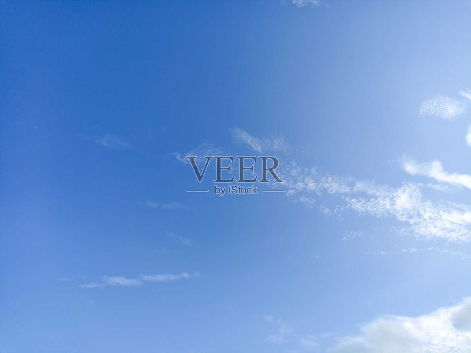 明亮的天空背景纹理。白天的空气,明亮的蓝天和白云。照片摄影图片