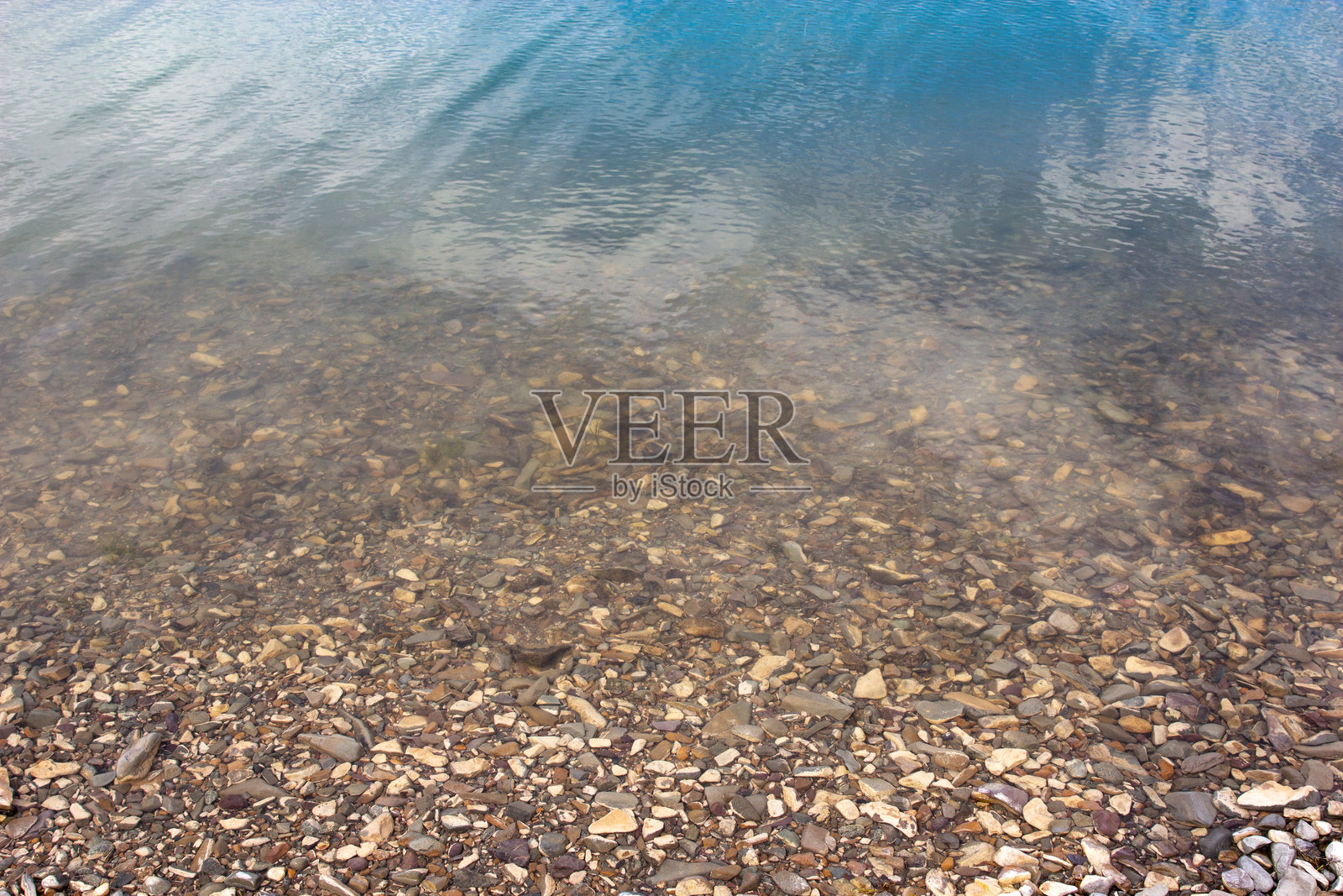 湖泊、岩石、卵石、河岸、湖边照片摄影图片