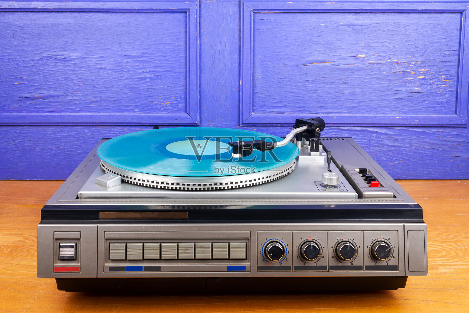 复古唱盘黑胶唱片播放机与绿松石黑胶照片摄影图片