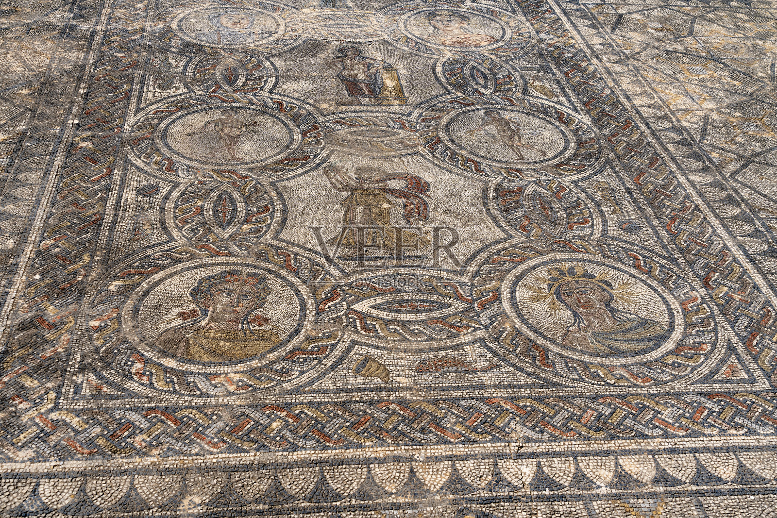 摩洛哥沃卢比利斯古城遗址中的马赛克照片摄影图片