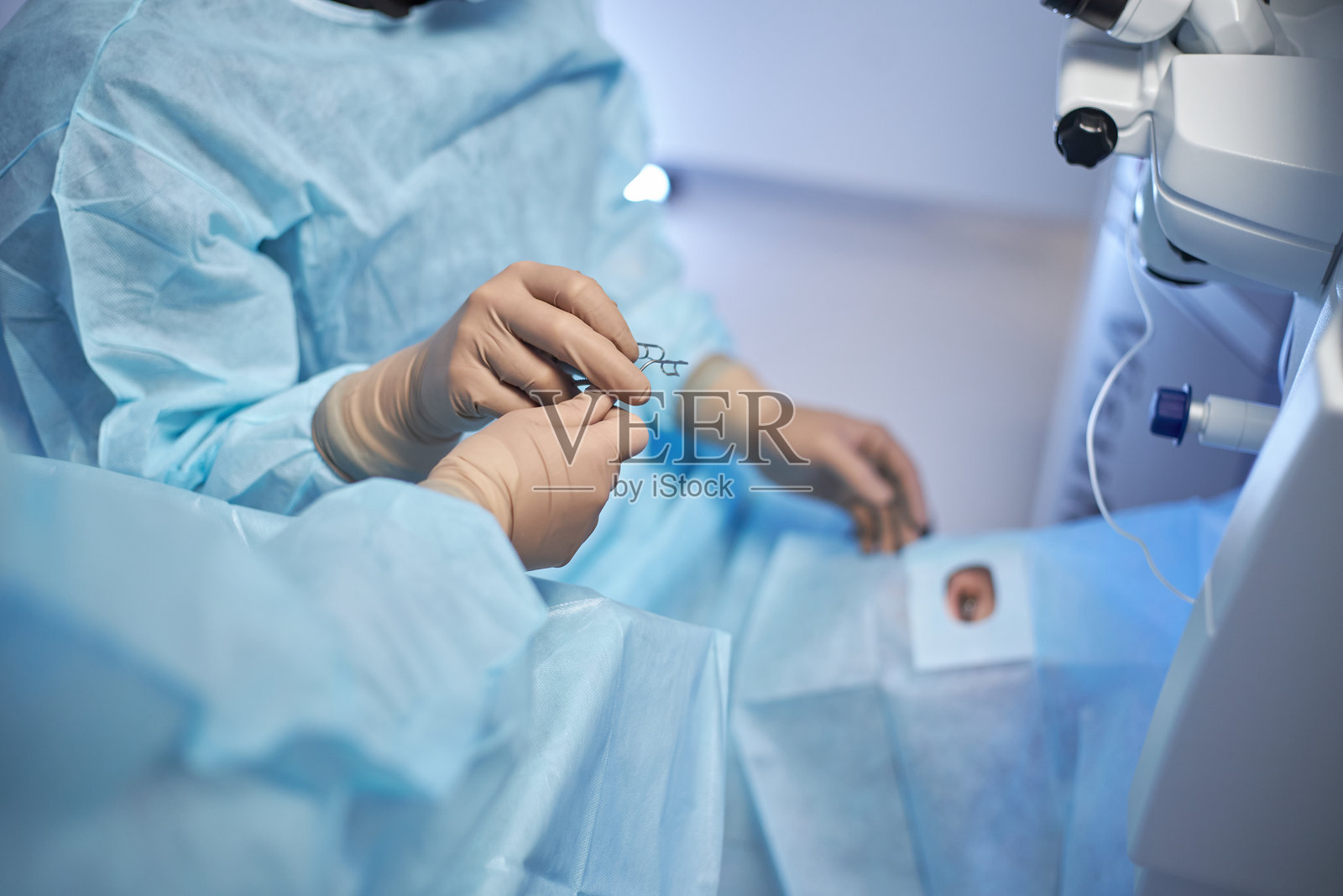 外科医生在手术室将手术器械递给助手照片摄影图片