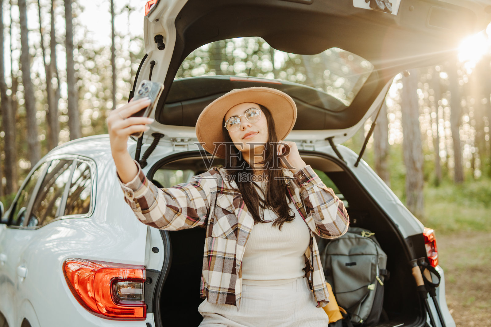 年轻的白人女性在大自然中度过时光照片摄影图片