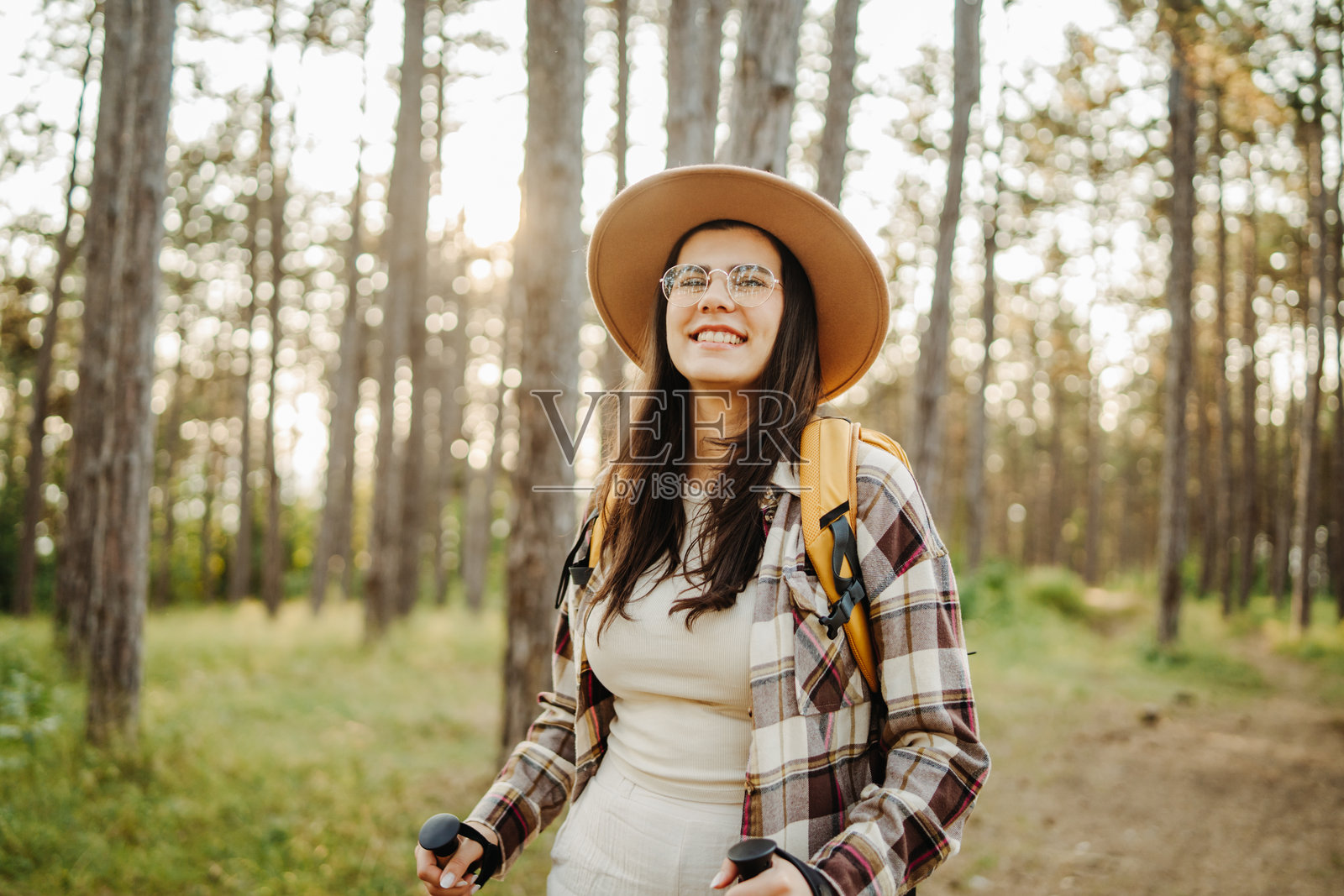 年轻的白人女性在大自然中度过时光照片摄影图片