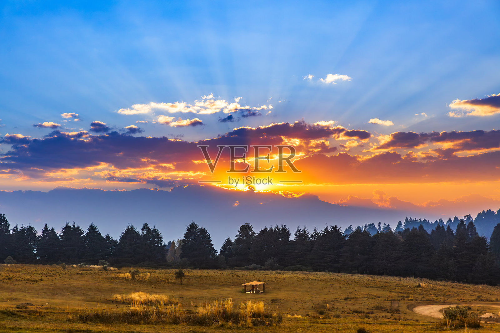 墨西哥州的兔谷云间日落。照片摄影图片