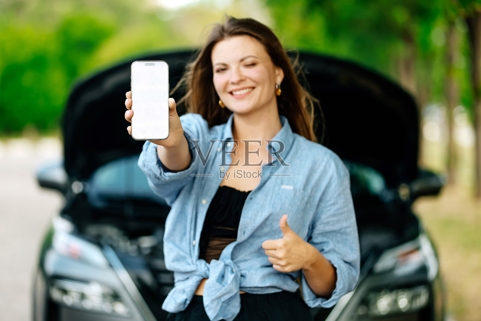 租车应用。快乐的女性展示空的智能手机照片摄影图片