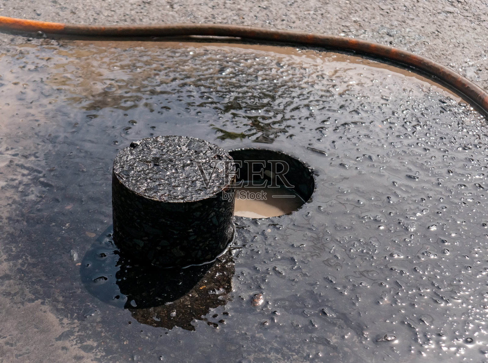 核心钻取的沥青路面圆柱体照片摄影图片