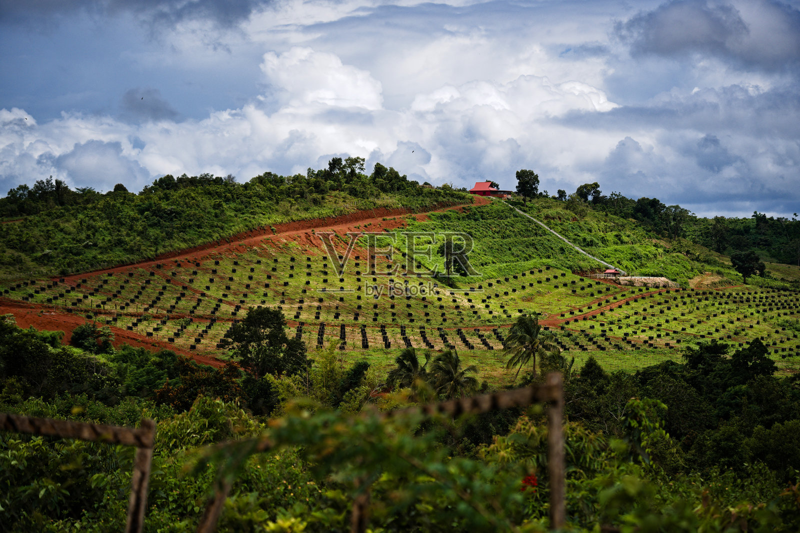 风暴天空下的萨恩莫诺隆山照片摄影图片