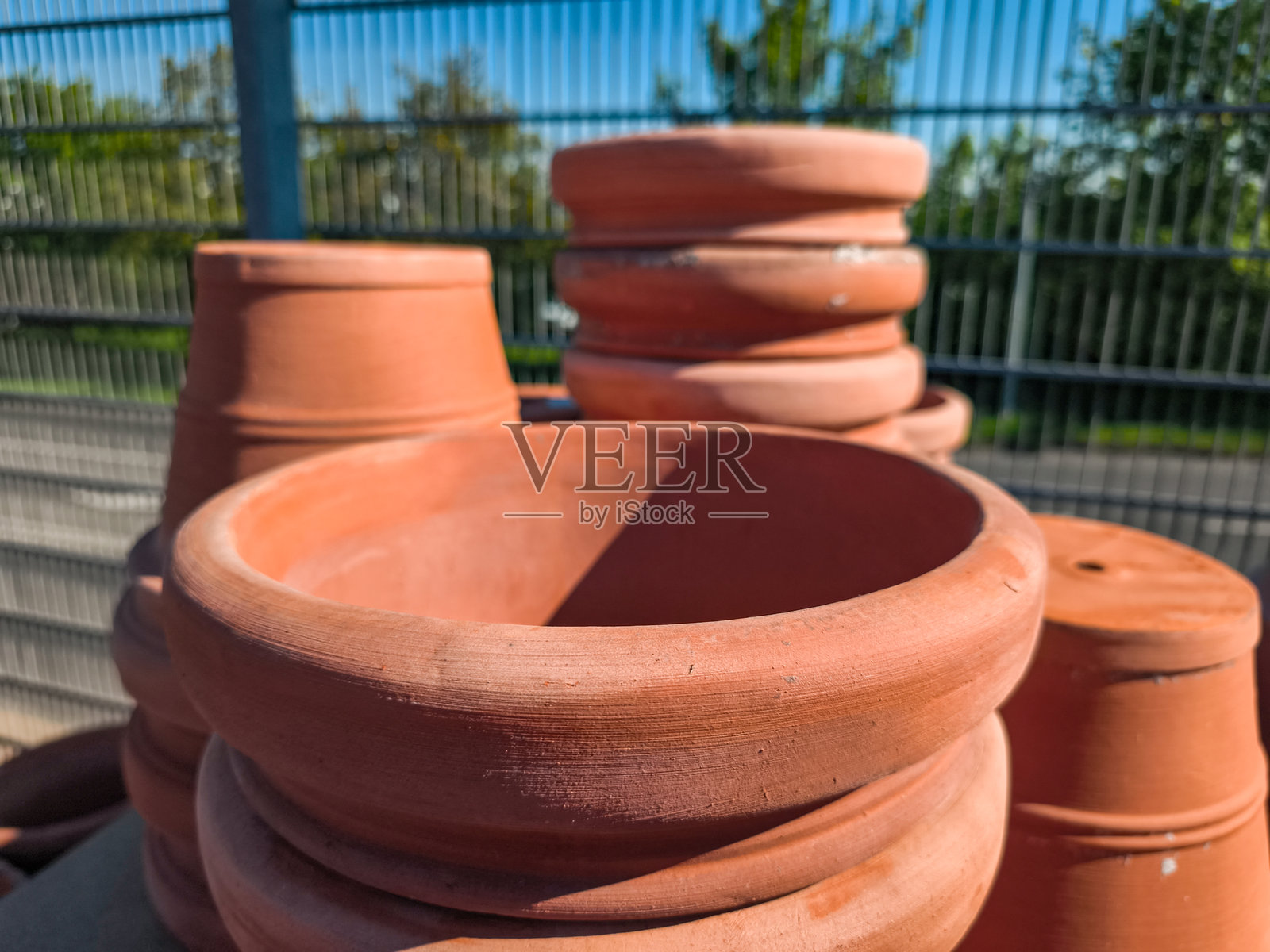 户外堆放的陶土花盆待售照片摄影图片