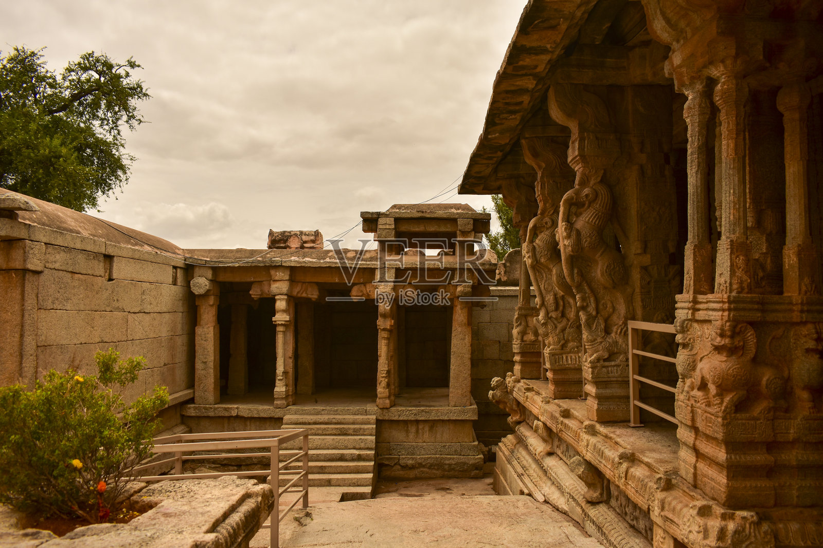 勒帕克希的斯里维拉巴德拉寺建筑的另一角度照片摄影图片