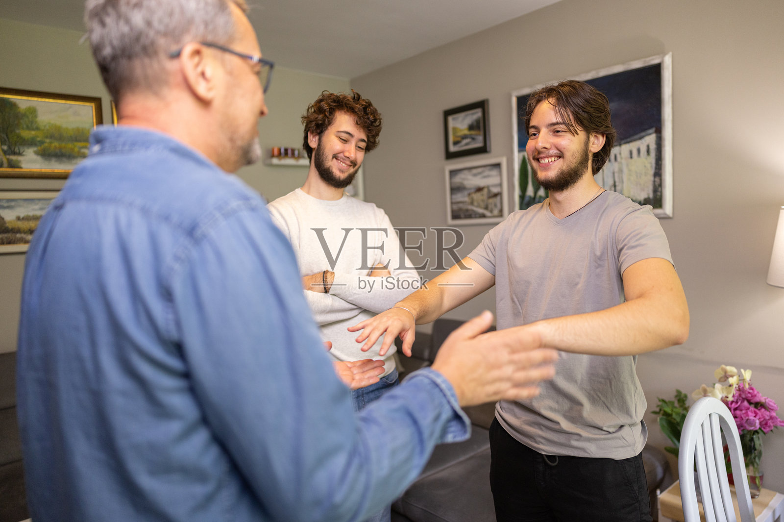 三名男子在室内玩传统的拍手游戏照片摄影图片