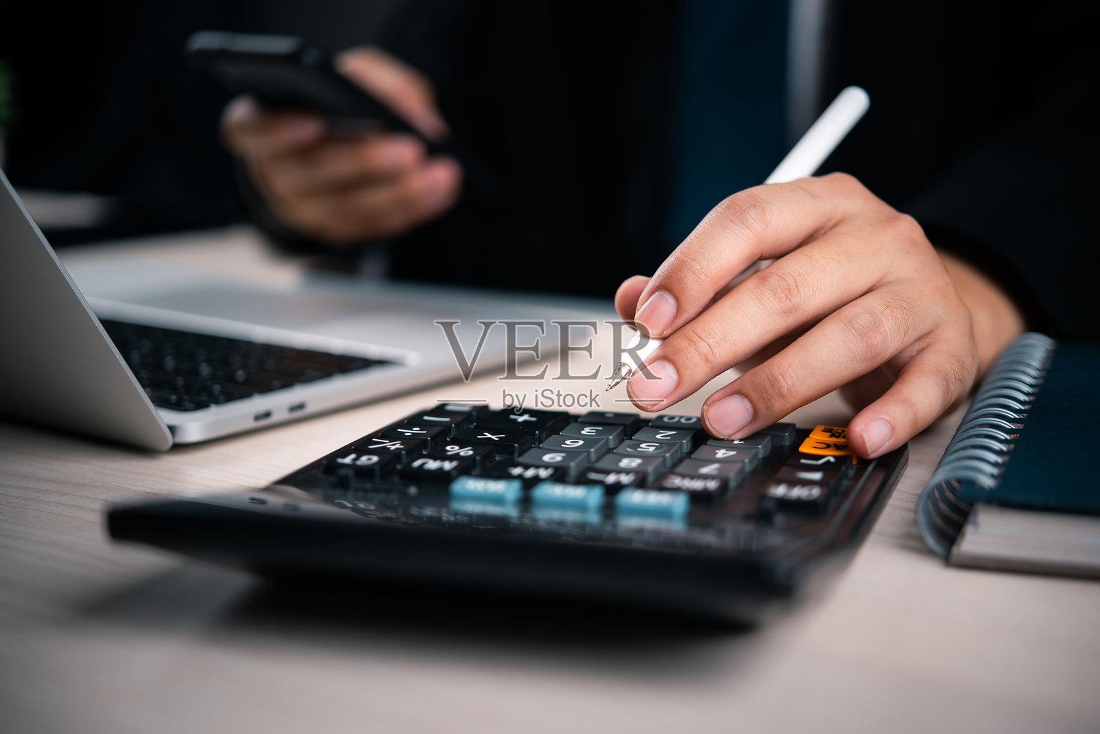 商人手握计算数据分析,财务税务、会计、规划和预算。商业数字环境照片摄影图片