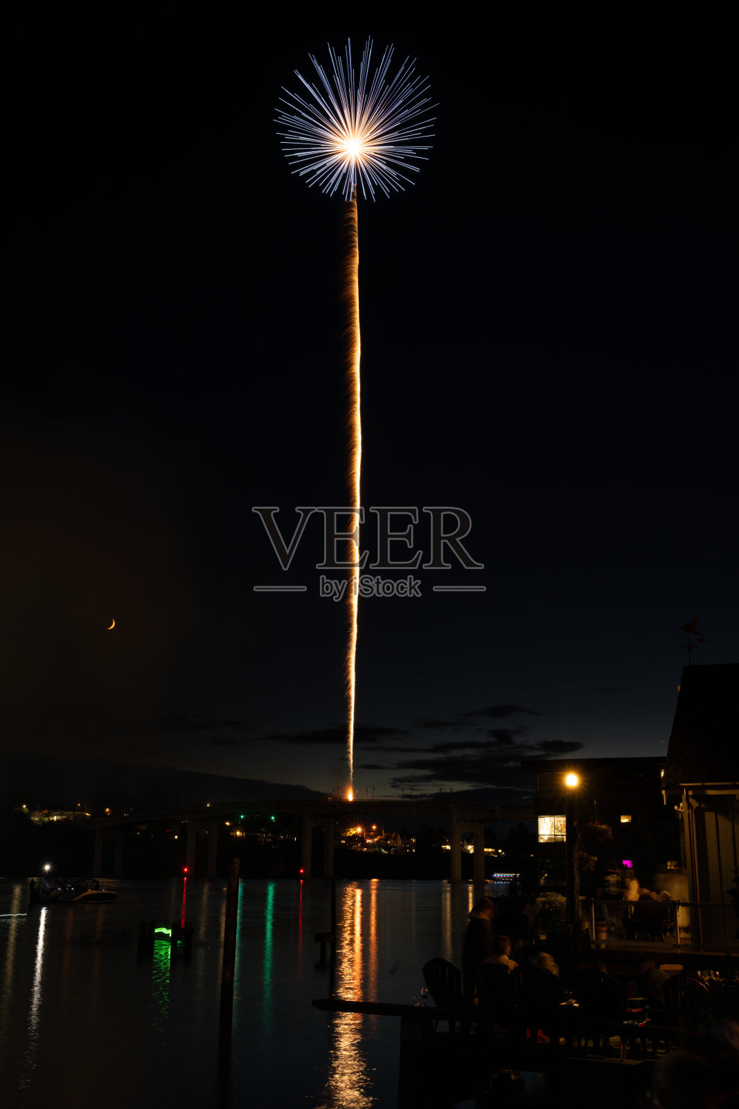 水面上的烟花照片摄影图片