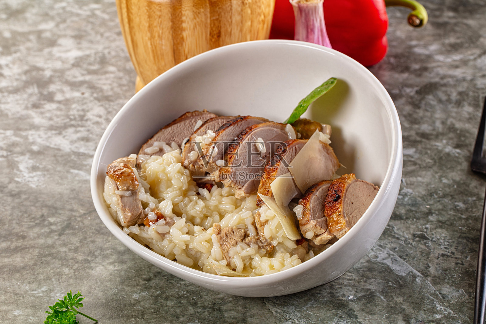 炸鸭胸肉意大利调味饭照片摄影图片