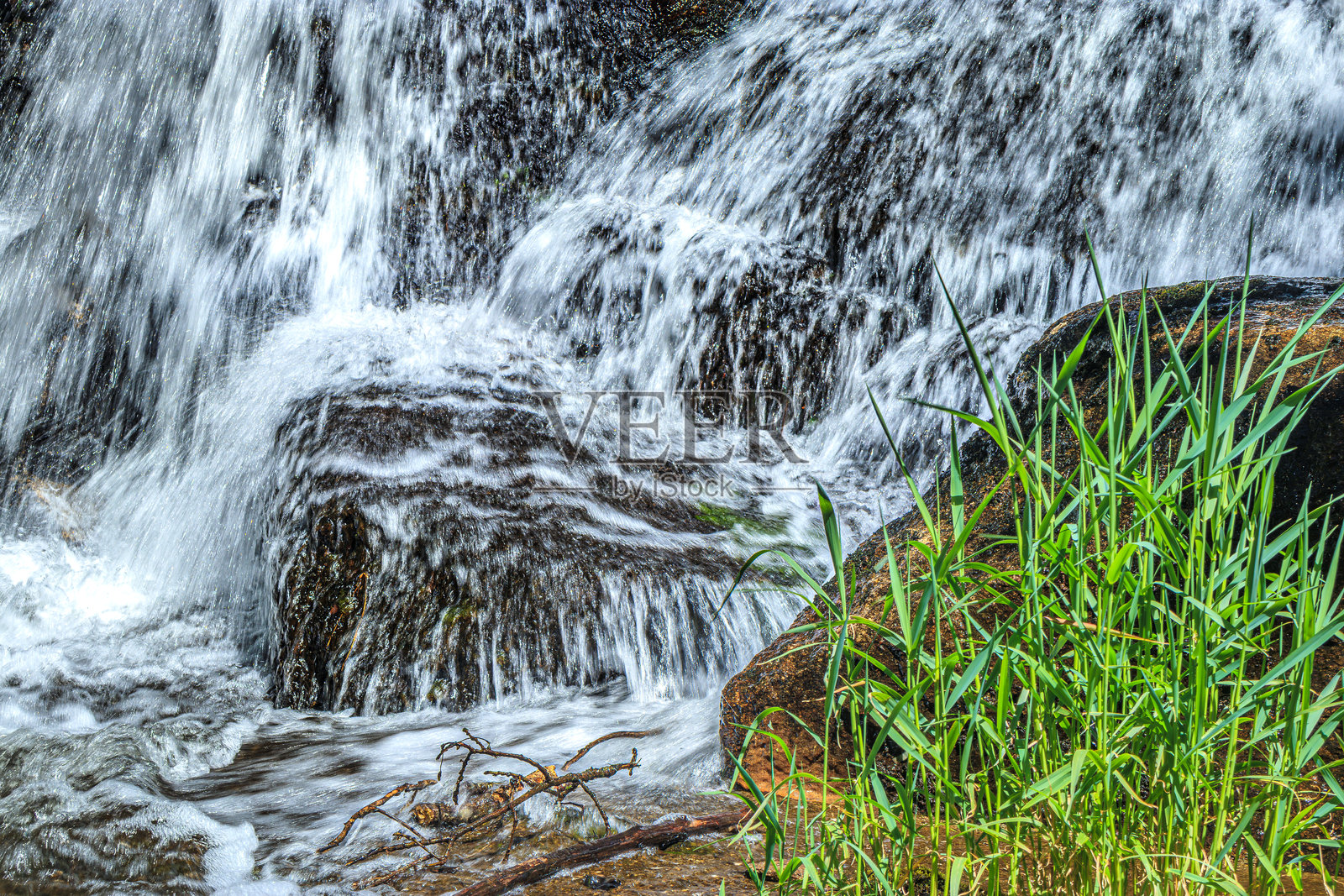 阿德省圣丹尼斯大坝下的阿尔佐河瀑布的20秒视频静帧。照片摄影图片