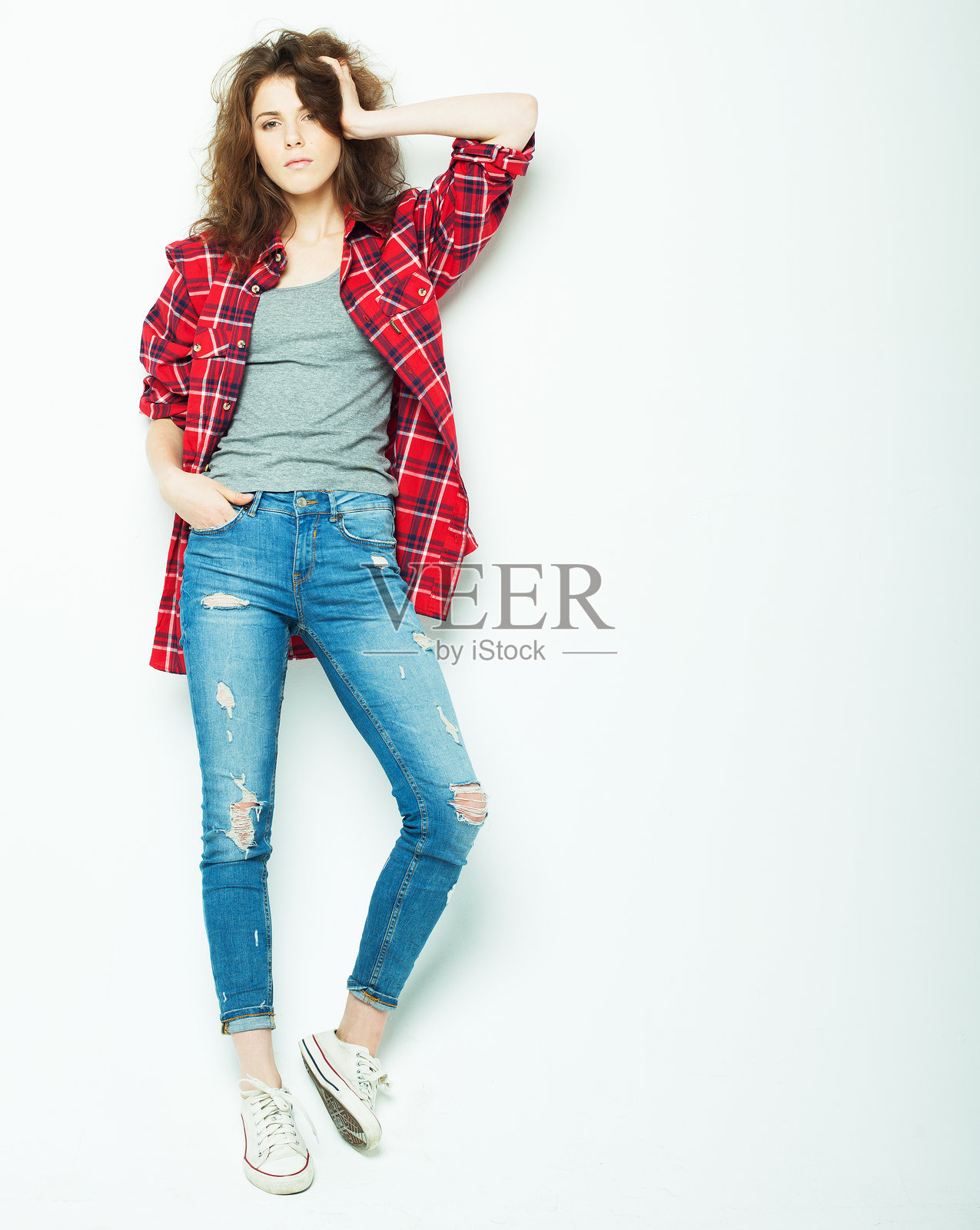 生活方式、时尚与人物概念:全身年轻时尚女性模特在摄影棚摆姿势照片摄影图片