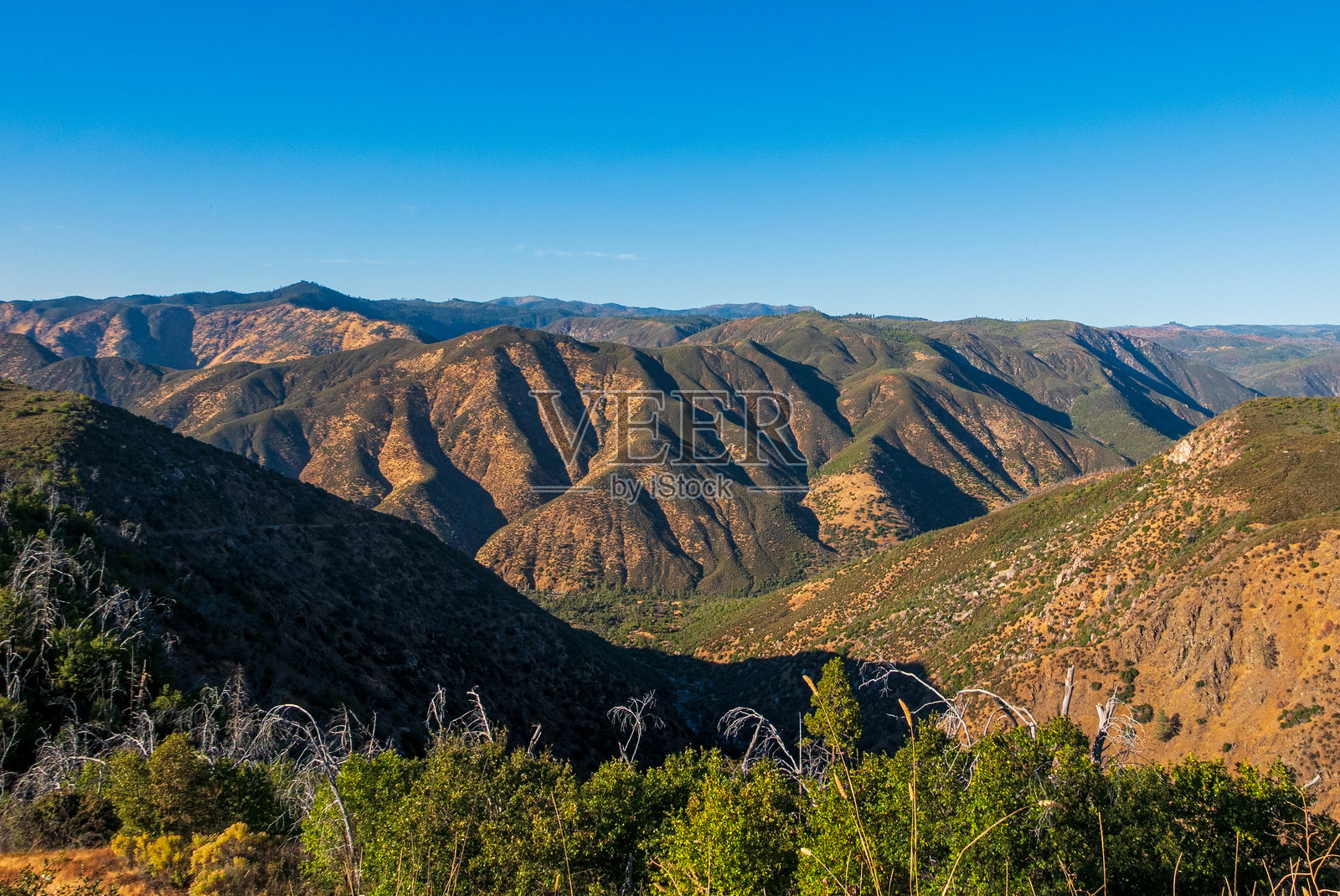 加利福尼亚州蓝天下的壮丽山脉风景照片摄影图片