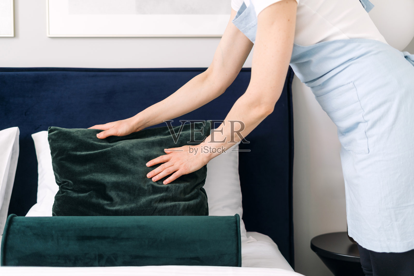 在现代酒店卧室环境中整齐摆放装饰性靠垫照片摄影图片