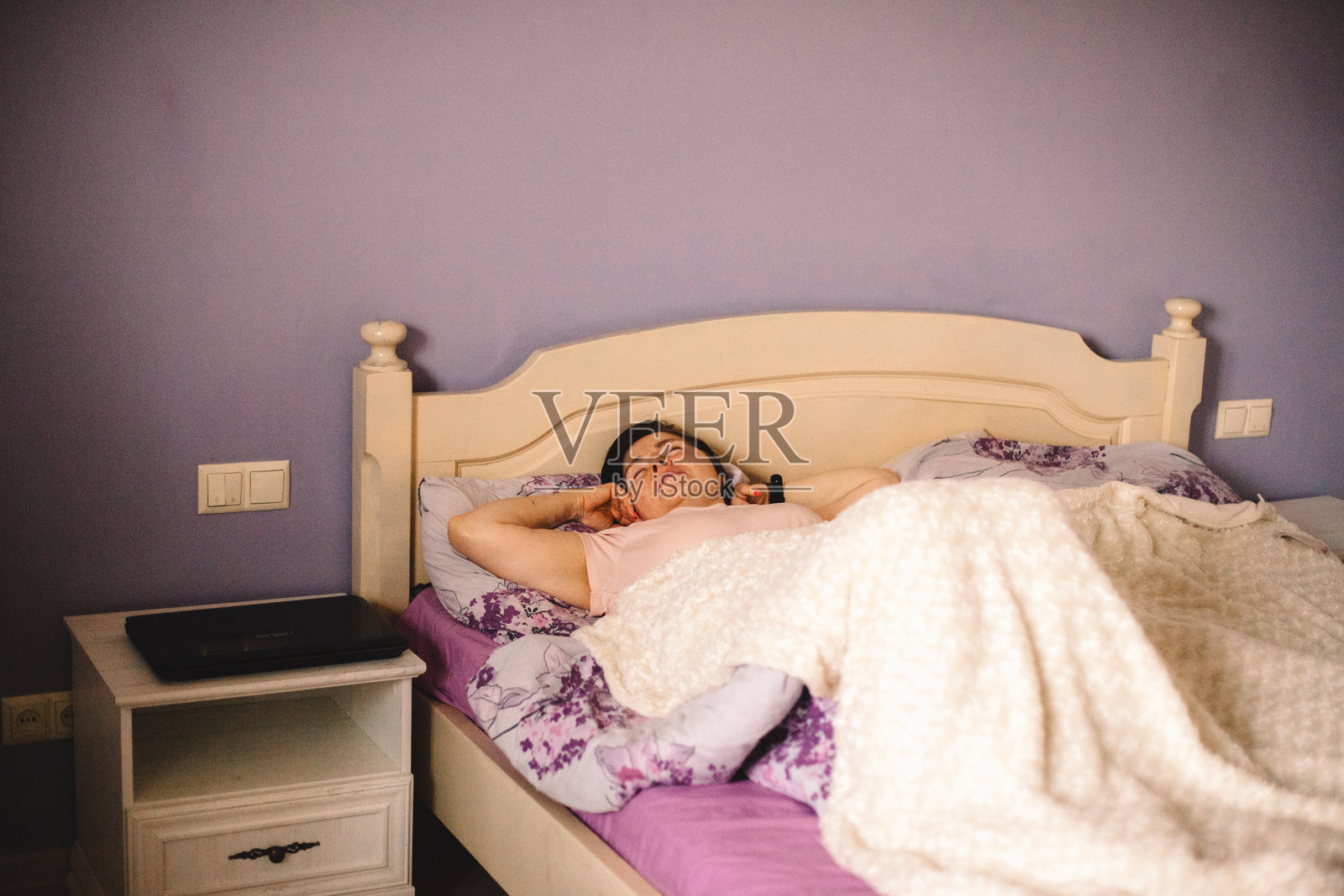 早晨醒来的女人照片摄影图片